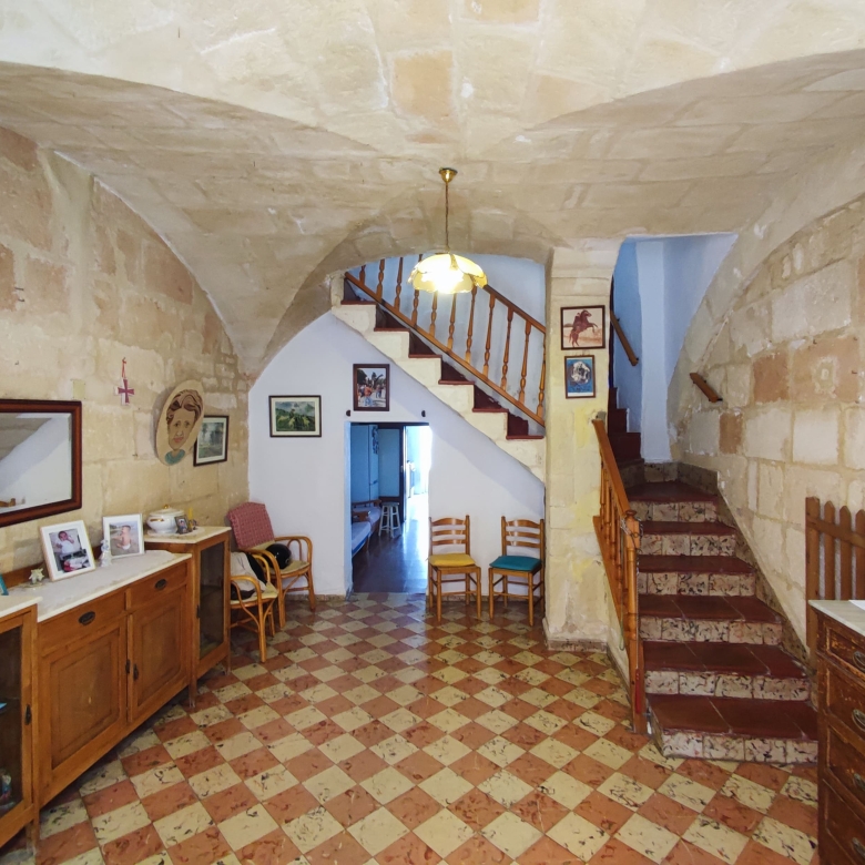 Fachada tradicional de casa en el casco antiguo de Ciutadella