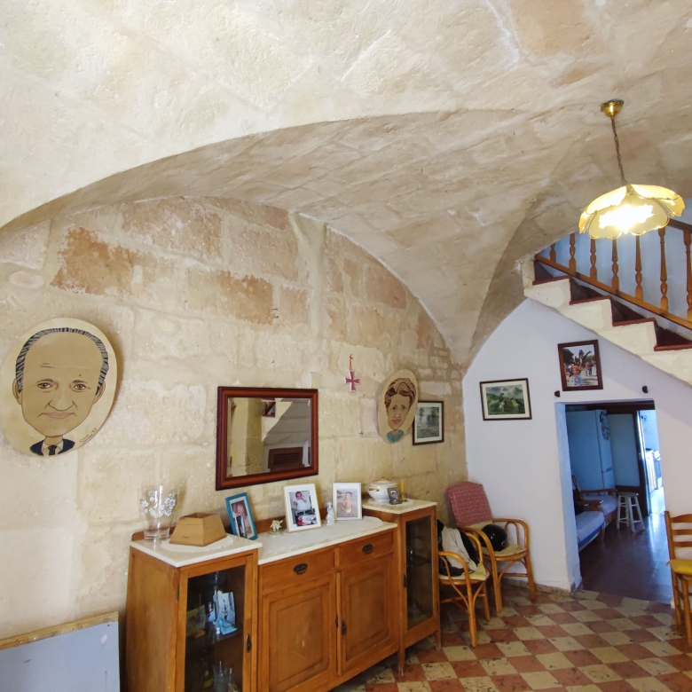 Fachada tradicional de casa en el casco antiguo de Ciutadella