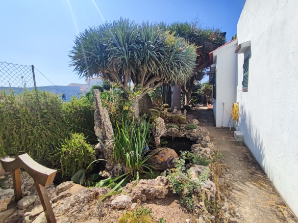 Casa unifamiliar con jardín botánico y huerto en zona tranquila de Ciutadella