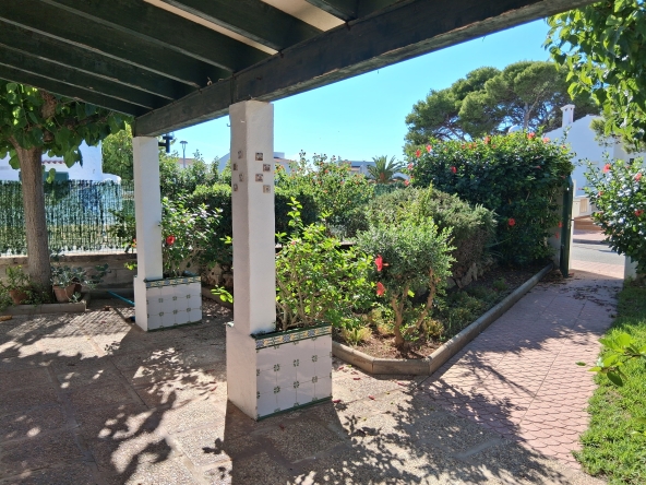 Chalet con jardín privado y piscina comunitaria en Cala’n Blanes
