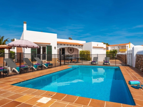 Chalet con piscina y licencia turística en venta en Cala Blanca