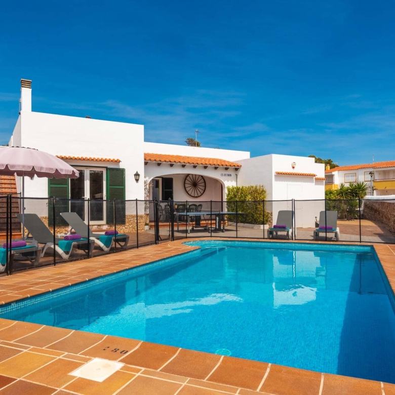 Chalet con piscina y licencia turística en venta en Cala Blanca