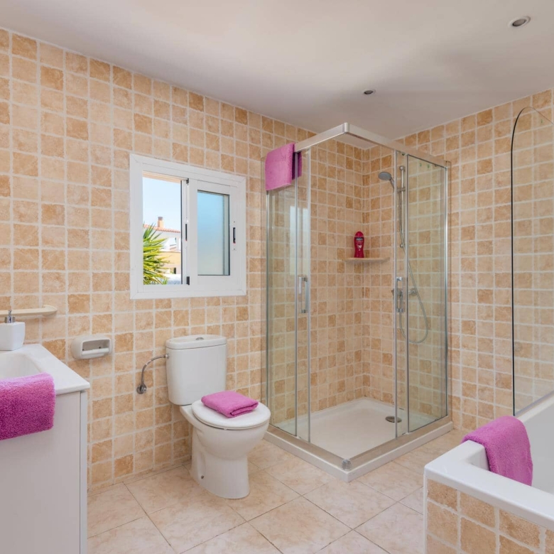 Chalet con piscina y licencia turística en venta en Cala Blanca