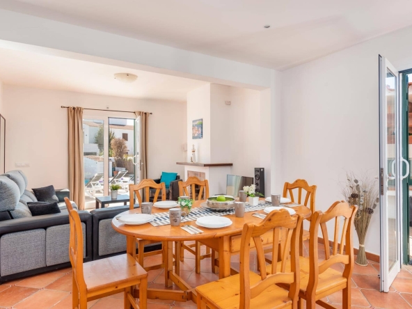 Chalet con piscina y licencia turística en venta en Cala Blanca