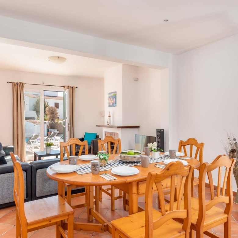 Chalet con piscina y licencia turística en venta en Cala Blanca