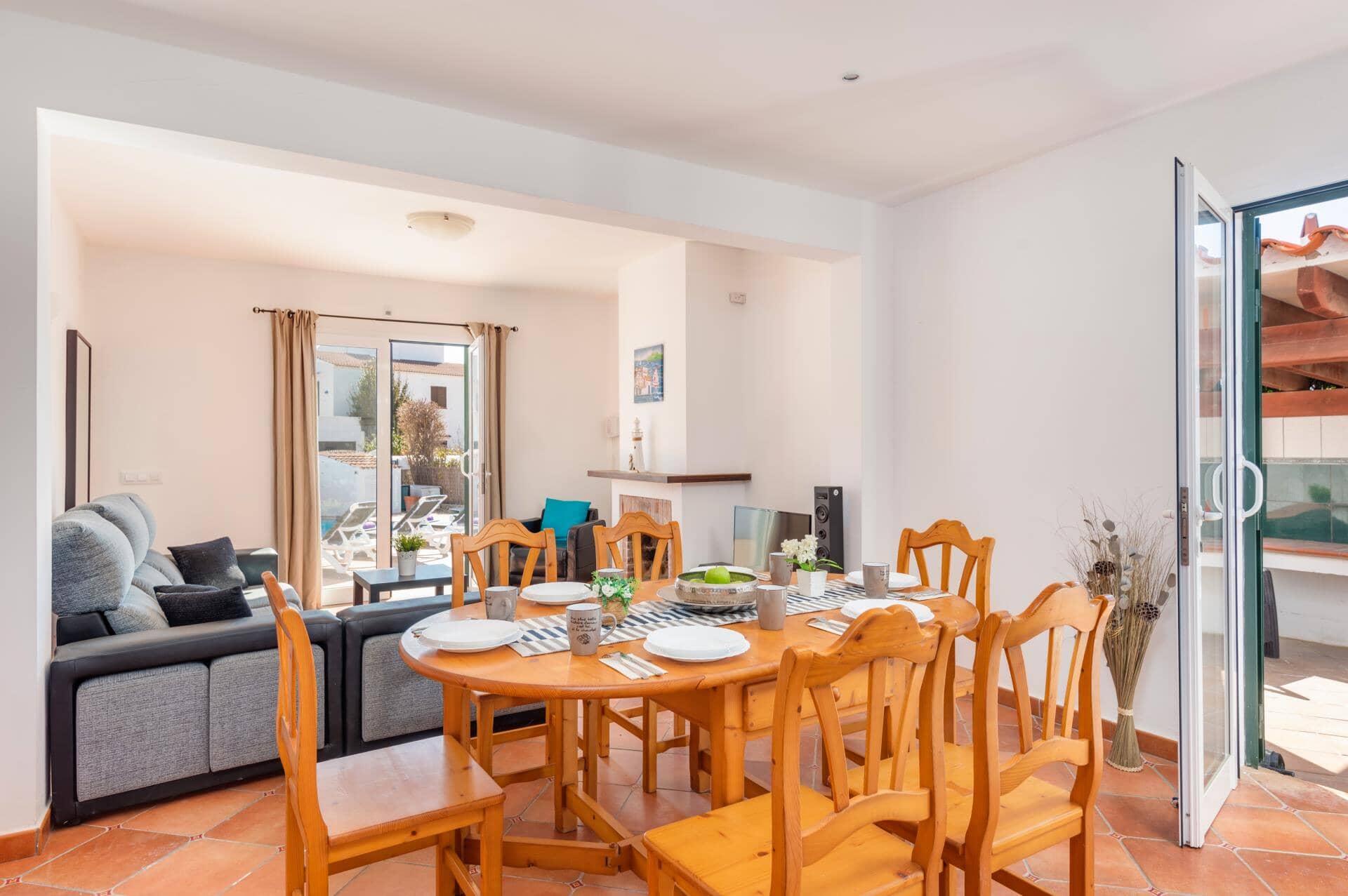 Chalet con piscina y licencia turística en venta en Cala Blanca