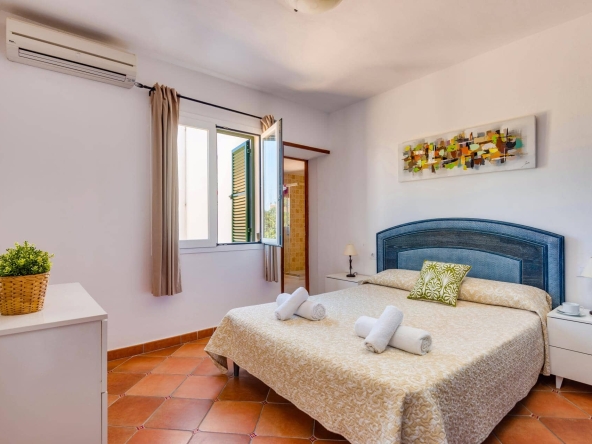 Chalet con piscina y licencia turística en venta en Cala Blanca