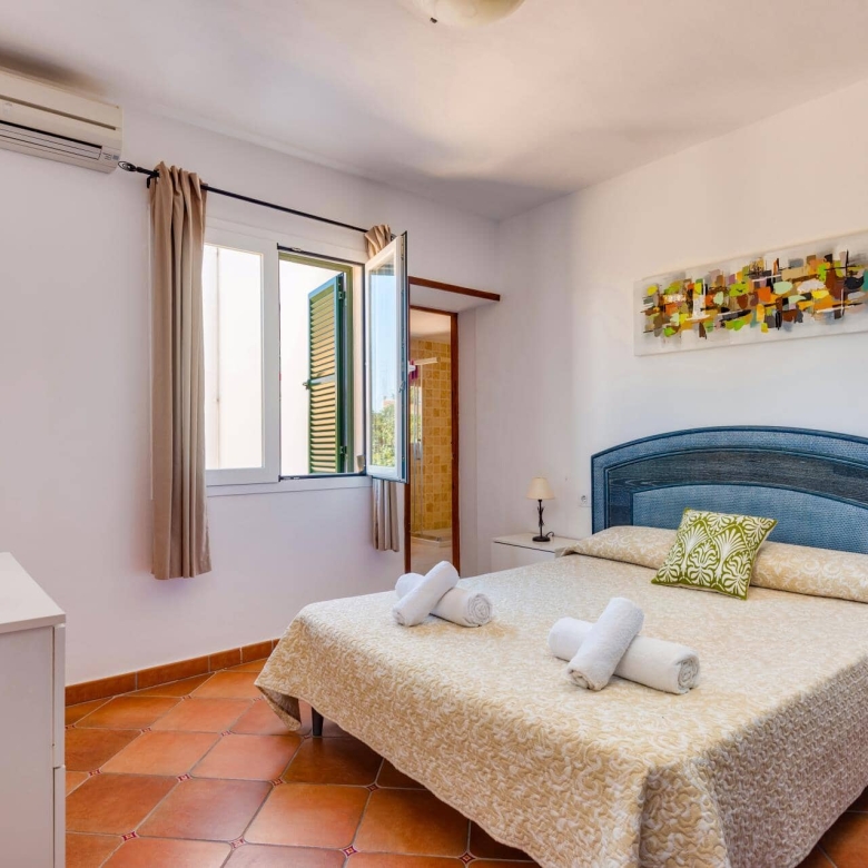 Chalet con piscina y licencia turística en venta en Cala Blanca