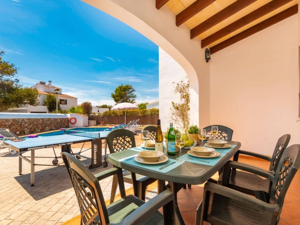 Chalet con piscina y licencia turística en venta en Cala Blanca