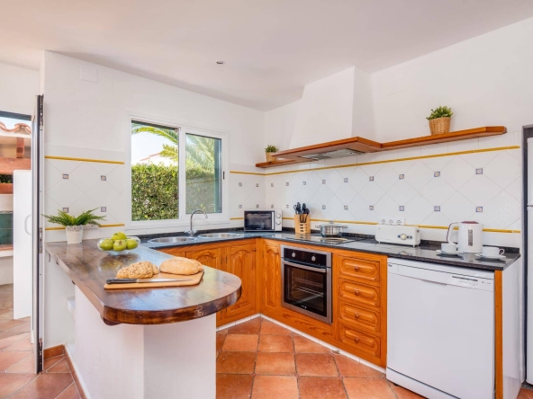 Chalet con piscina y licencia turística en venta en Cala Blanca