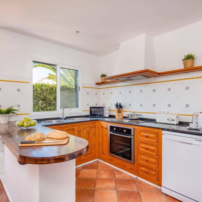 Chalet con piscina y licencia turística en venta en Cala Blanca