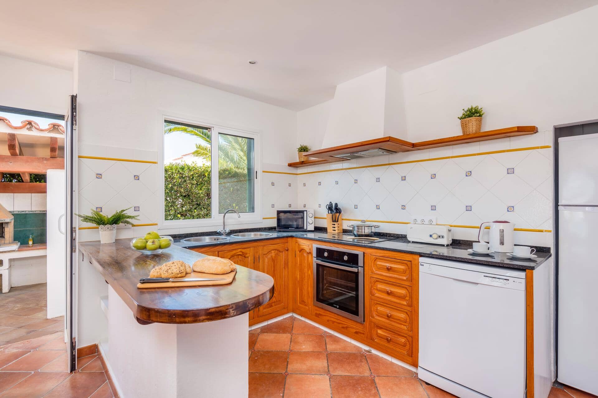 Chalet con piscina y licencia turística en venta en Cala Blanca