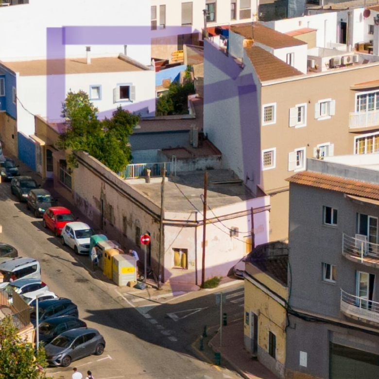 Terreno urbano edificable en esquina – Centro de Ciutadella