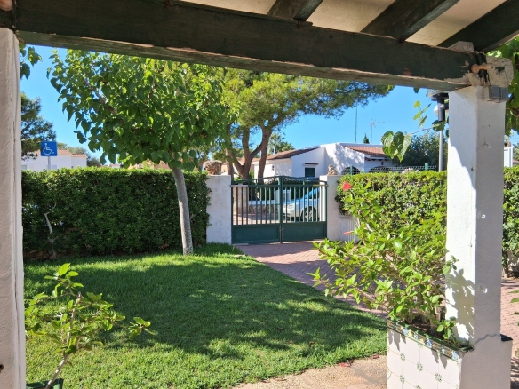 Chalet con jardín privado y piscina comunitaria en Cala’n Blanes