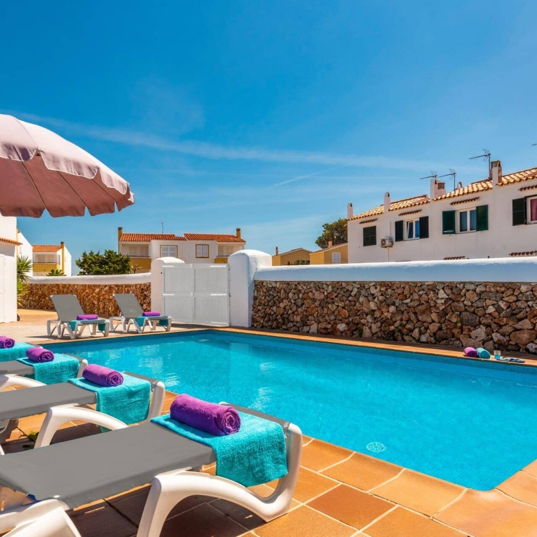 Chalet con piscina y licencia turística en venta en Cala Blanca