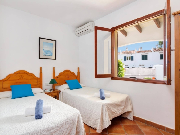 Chalet con piscina y licencia turística en venta en Cala Blanca
