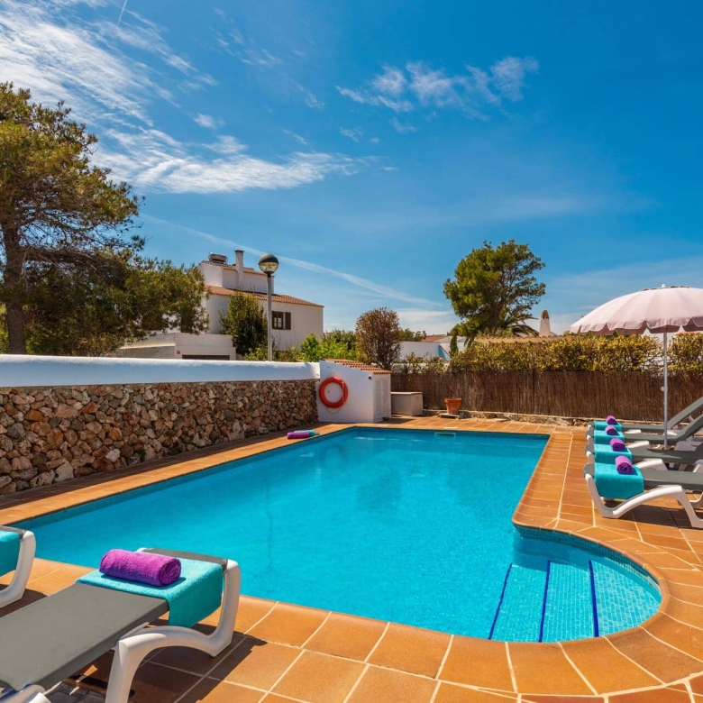 Chalet con piscina y licencia turística en venta en Cala Blanca
