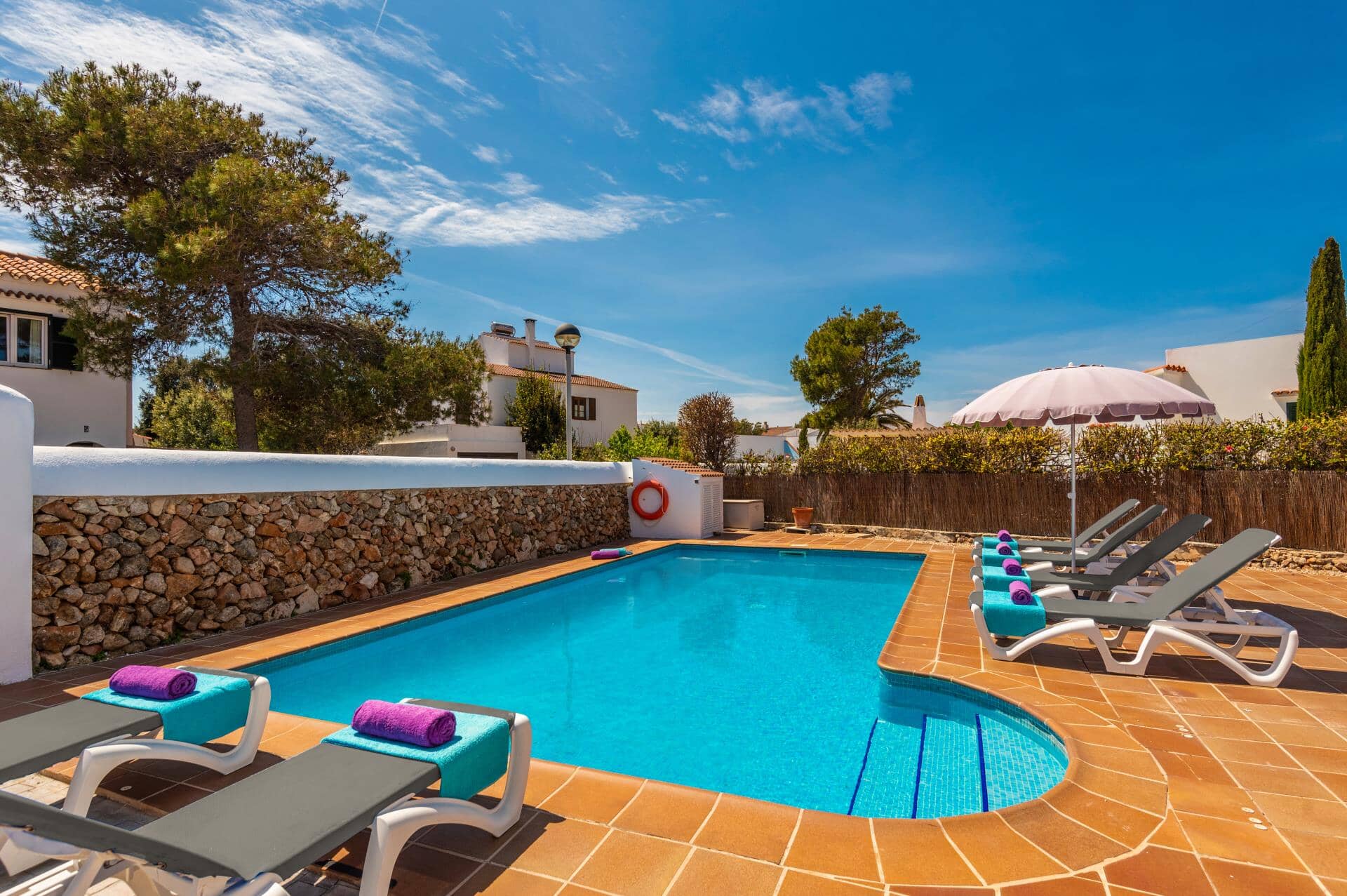 Chalet con piscina y licencia turística en venta en Cala Blanca