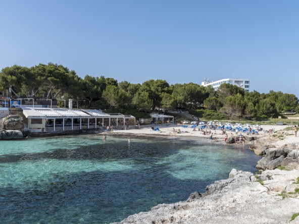 Chalet con piscina y licencia turística en venta en Cala Blanca