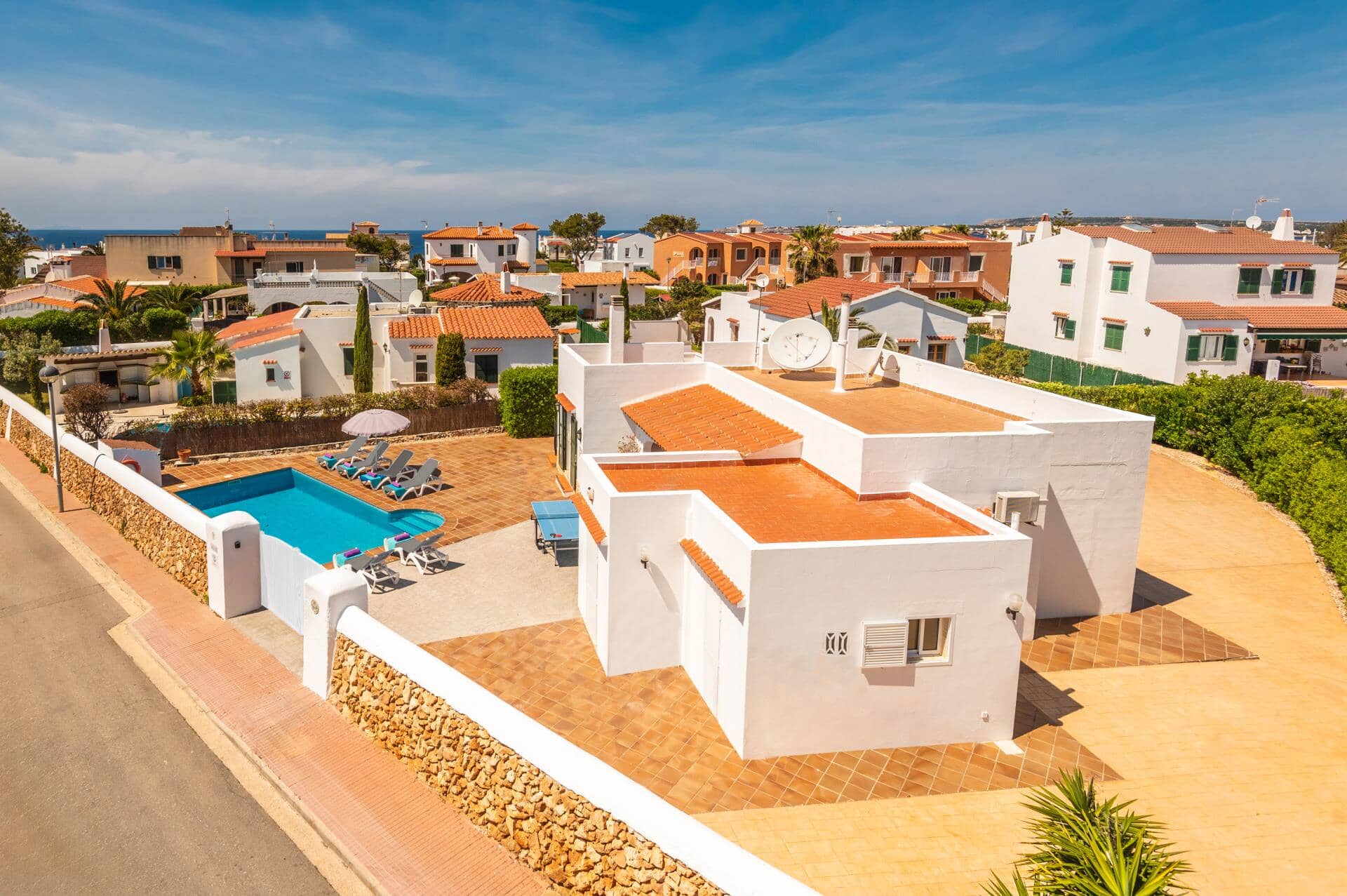 Chalet con piscina y licencia turística en venta en Cala Blanca