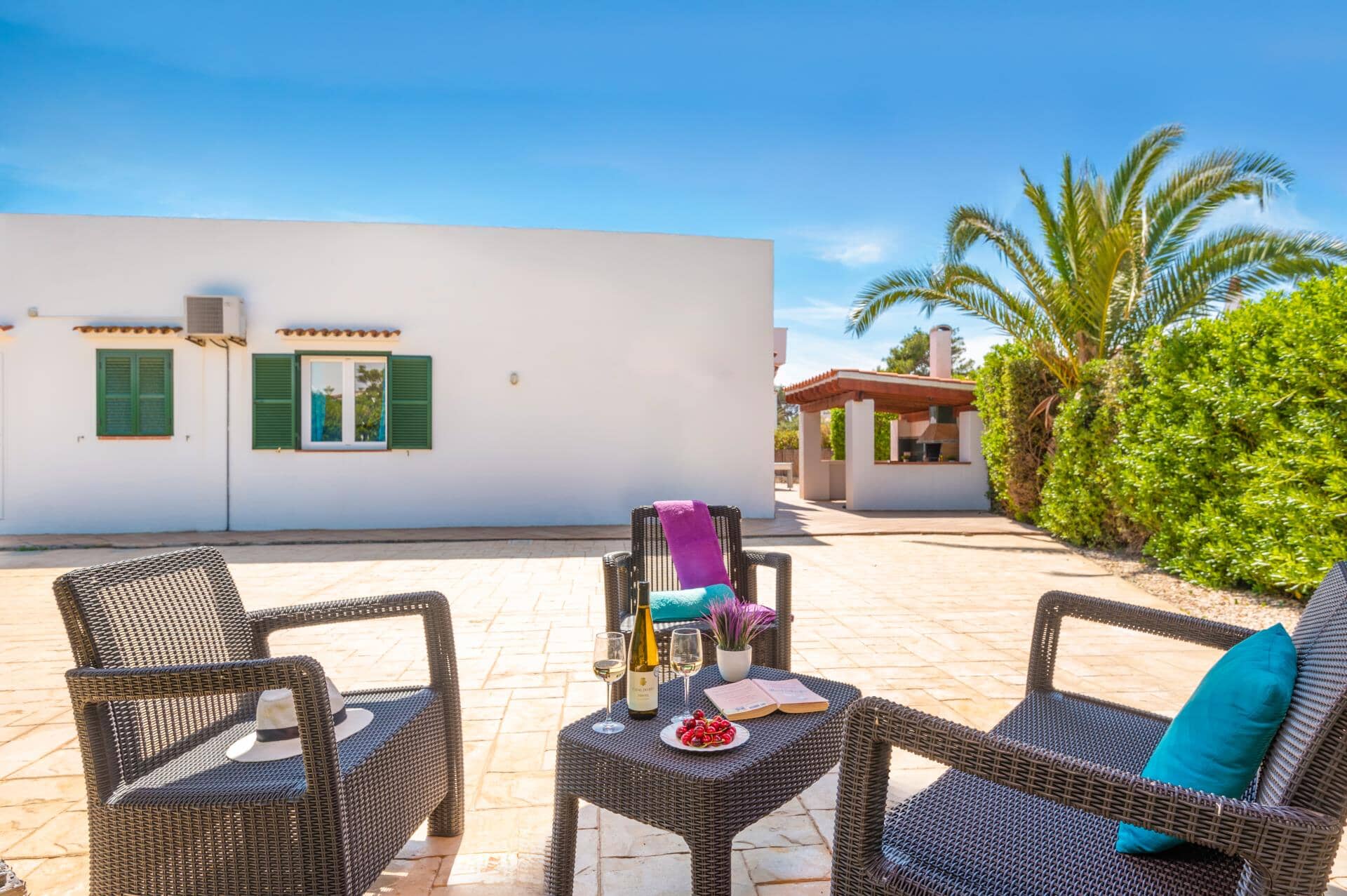 Chalet con piscina y licencia turística en venta en Cala Blanca