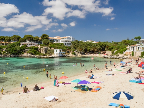 Chalet con piscina y licencia turística en venta en Cala Blanca