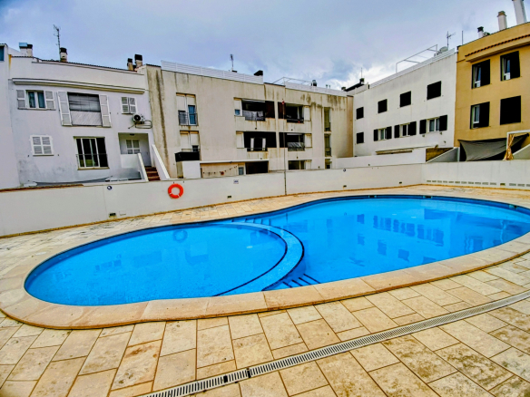 Piso en planta baja con piscina, parking y trastero en venta en Ciutadella